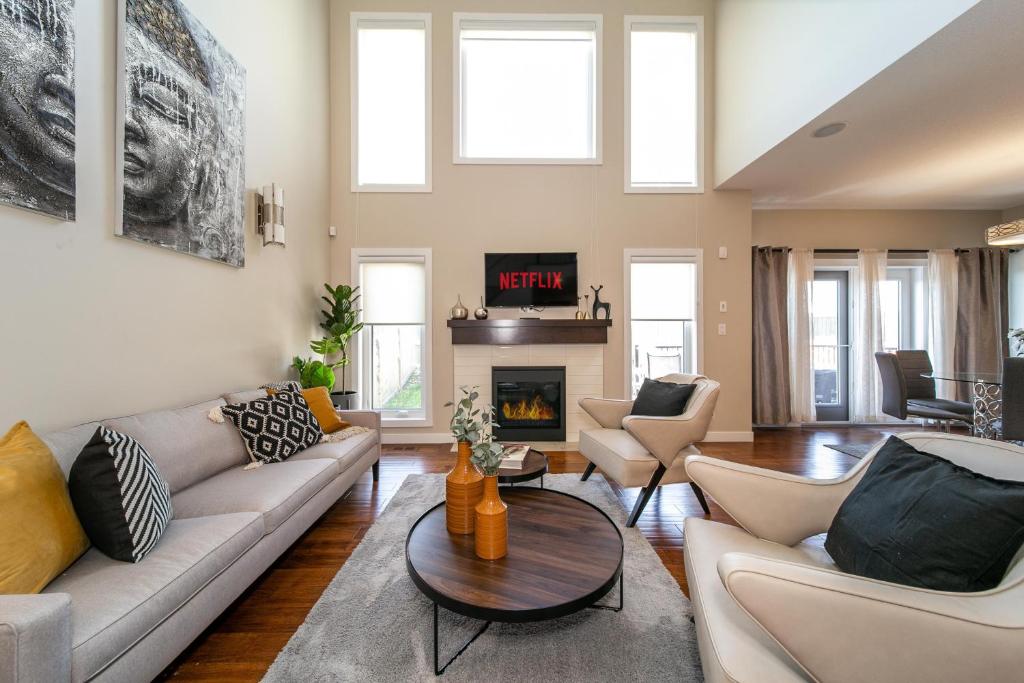 HUGE Luxury Home - Games Room - Double Garage & Fast Wi-Fi - Free Netflix - Housity