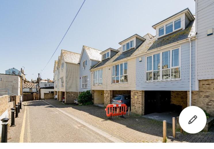 une maison avec une voiture rouge garée devant elle dans l'établissement Viking Bay House, à Broadstairs