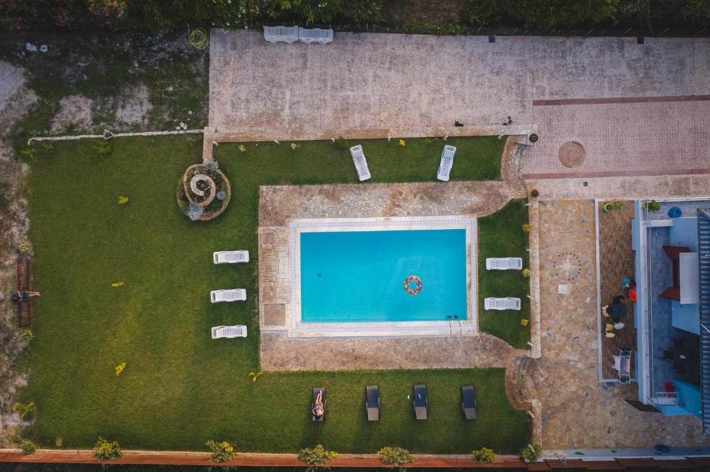 Bazén v ubytování Olive Tree Suites nebo v jeho okolí