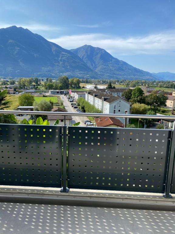 - un balcon avec vue sur les montagnes en arrière-plan dans l'établissement Modern Living, à Riazzino