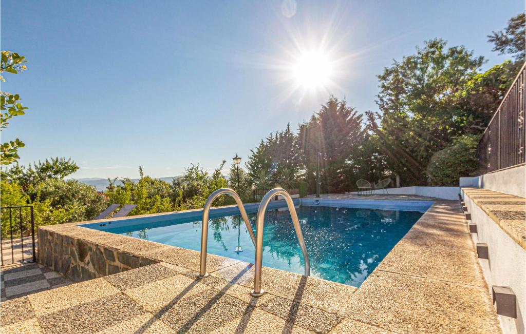 uma piscina com sol ao fundo em Gorgeous Home In Nigelas With Wifi em Nigüelas