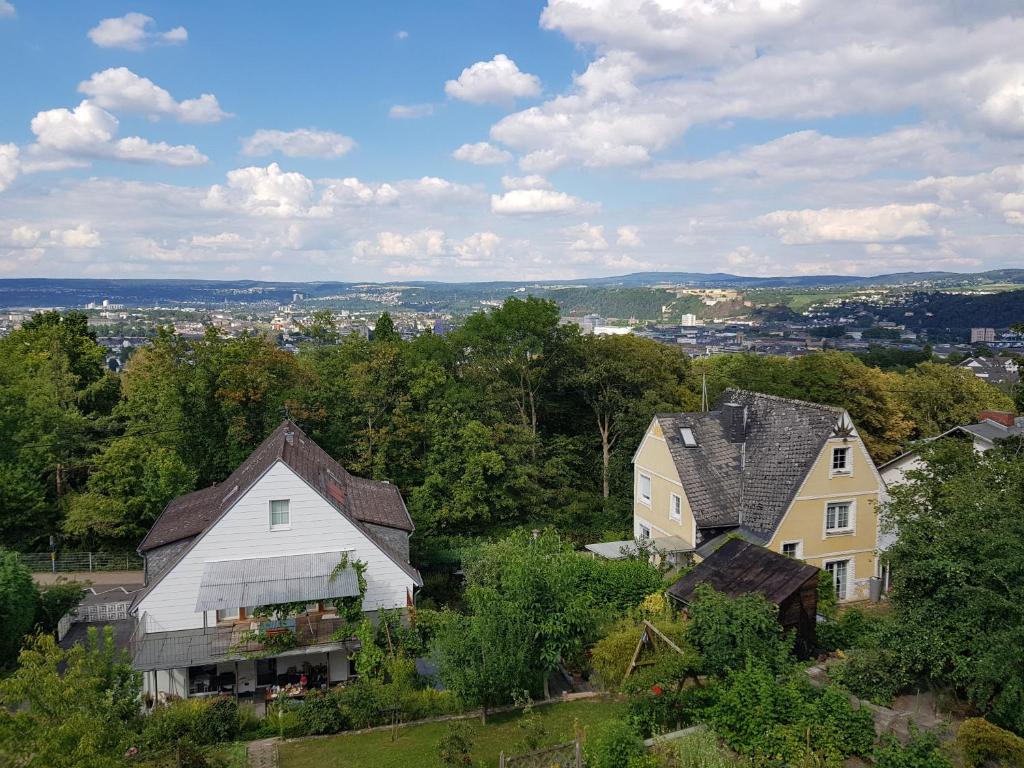 un grupo de casas sentadas en la cima de una colina en Ferienhaus mit phantastischer Aussicht auf Koblenz en Coblenza