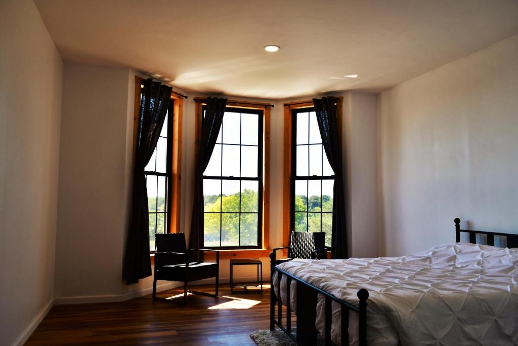 una camera da letto con un letto e una grande finestra di Gorge View a Niagara Falls