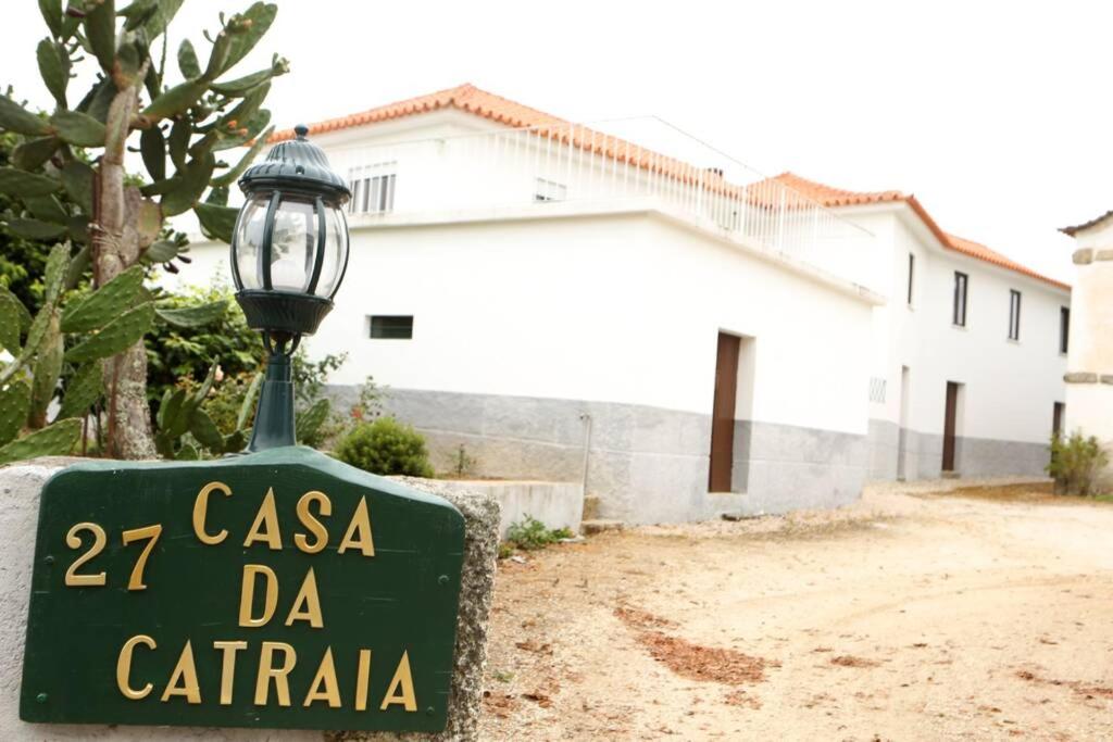 een straatbord voor een gebouw met een straatlicht bij Casa da Catraia by Lisbon Village Apartments in Torrozelo