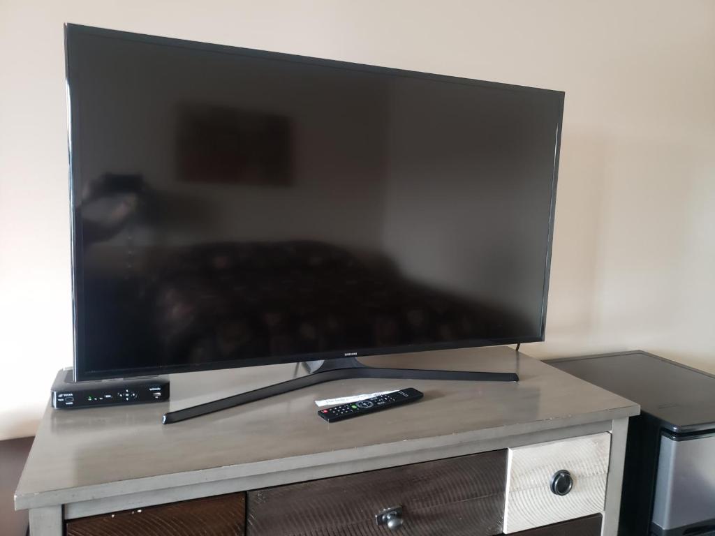 TV a/nebo společenská místnost v ubytování Dockside Inn