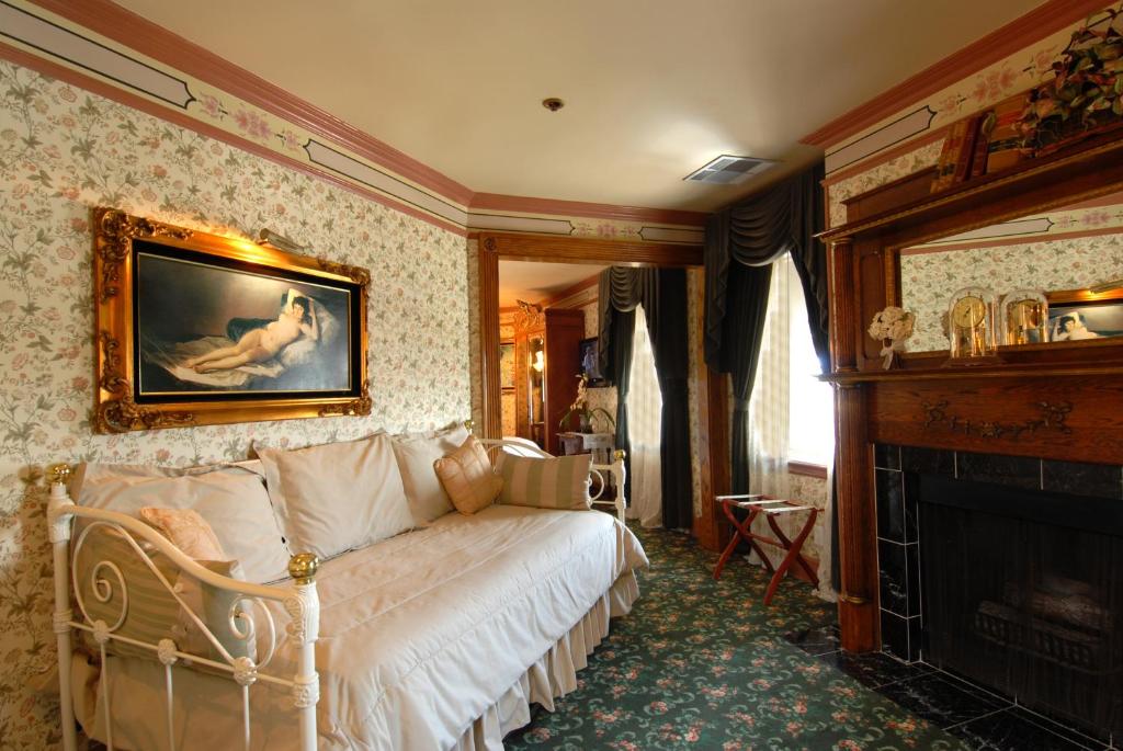 Doryman's Oceanfront Inn - Large Double Room