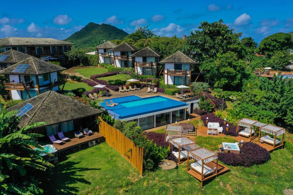 een luchtzicht op een villa met een zwembad bij Pousada Morena in Fernando de Noronha