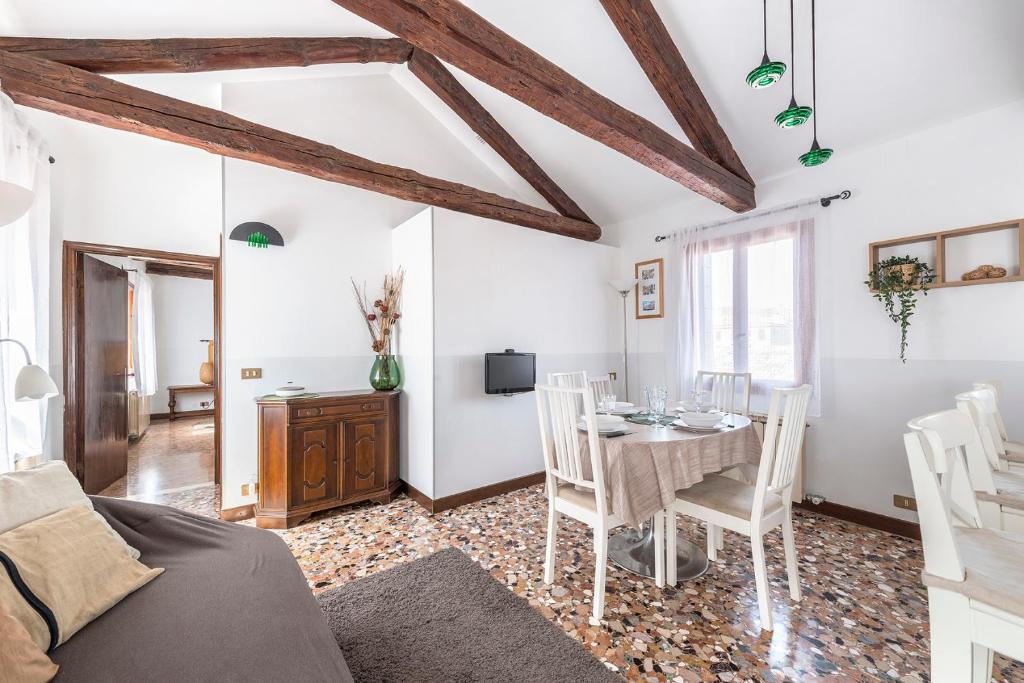 a living room with a dining room table and chairs at Colombina Like at home 3 bedrooms fully equipped air conditioned in Venice