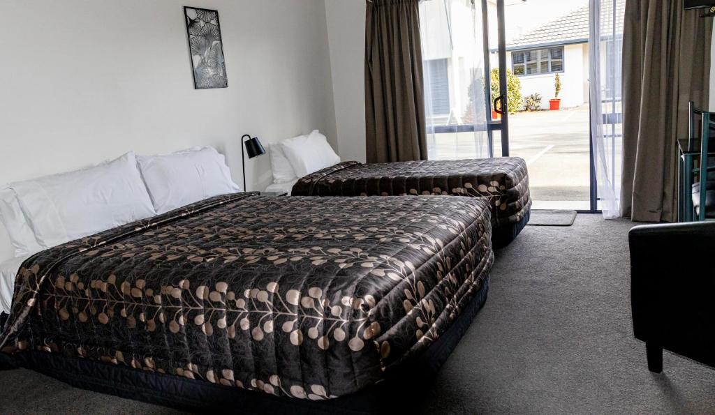Postel nebo postele na pokoji v ubytování ASURE Phoenix Motor Inn