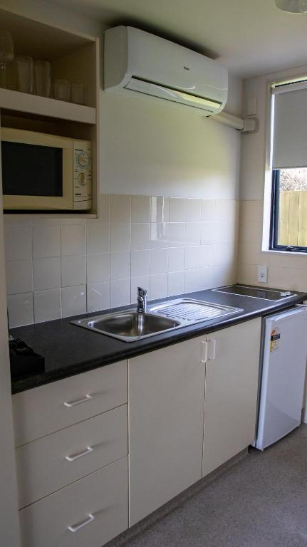 Kuchyň nebo kuchyňský kout v ubytování ASURE Phoenix Motor Inn