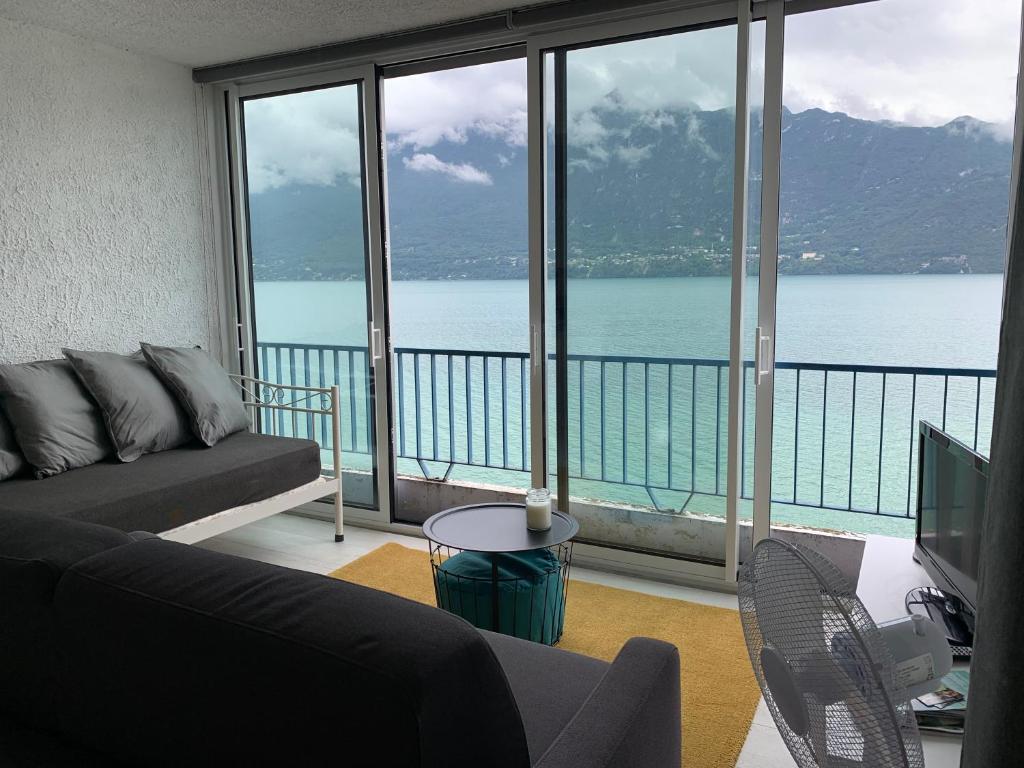 - un salon avec vue sur l'eau dans l'établissement Le Lamartine, vue magnifique face au Lac du Bourget, à Aix-les-Bains