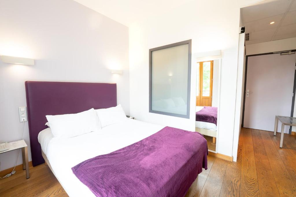 Postel nebo postele na pokoji v ubytování Le Manoir d'Agnès Logis hôtel restaurant