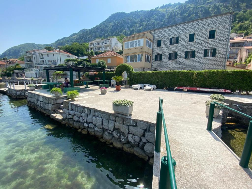 einen Yachthafen mit einer Steinmauer und einigen Gebäuden in der Unterkunft Muo 33 Apartments in Kotor