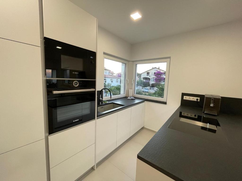 Kuchyň nebo kuchyňský kout v ubytování Apartment Rahat
