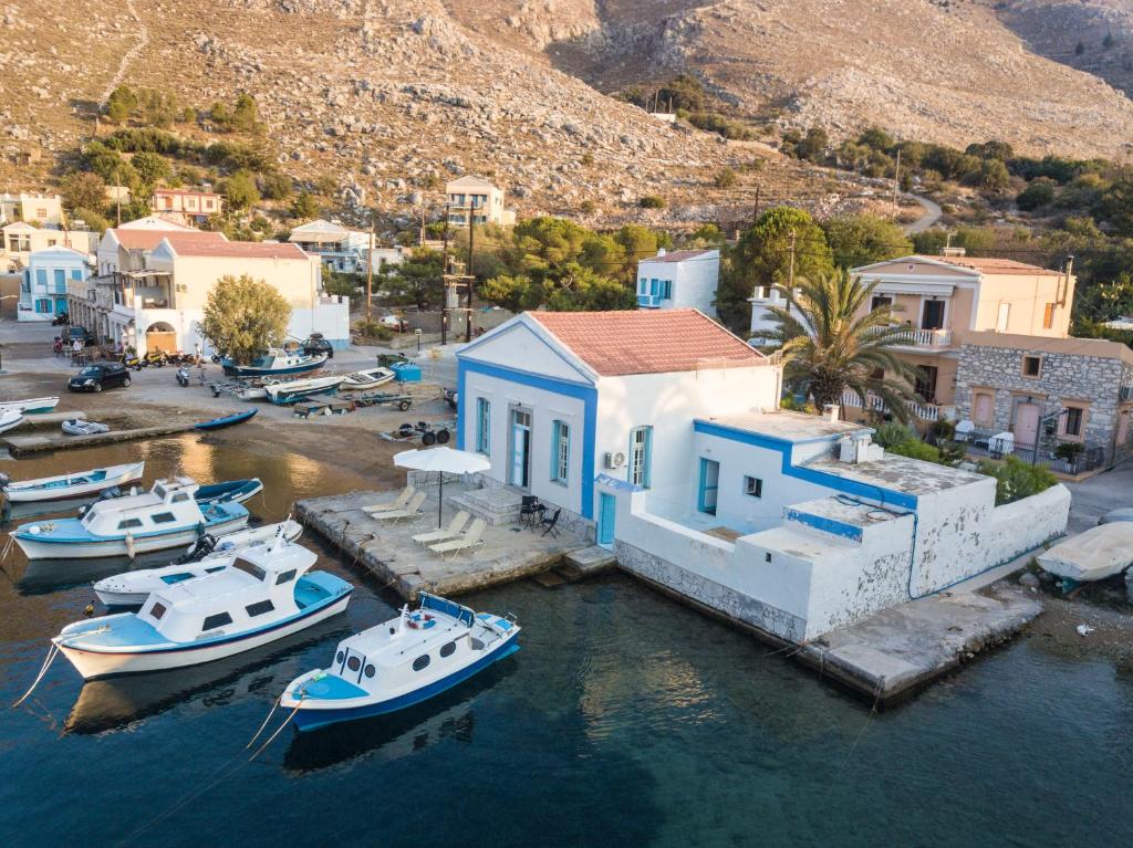 una vista aérea de un puerto con barcos en el agua en Villa Sylvia, en Symi