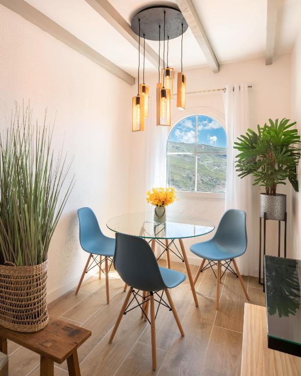 Posezení v ubytování Beautifully Renovated 4 Bedroom Apt + Kid's Room