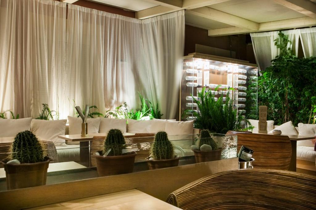 A seating area at Captain's House Hotel