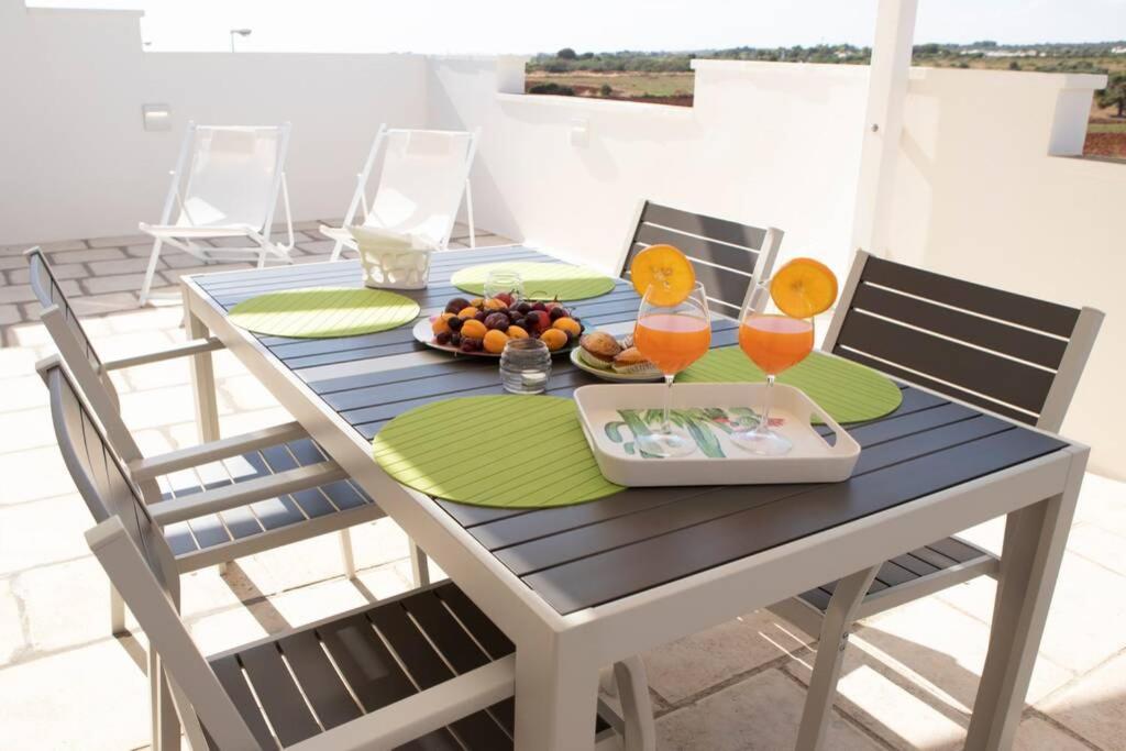 un tavolo con vassoio di frutta e due bicchieri di succo di Stupenda Mansarda vista Mare a Torre Pali