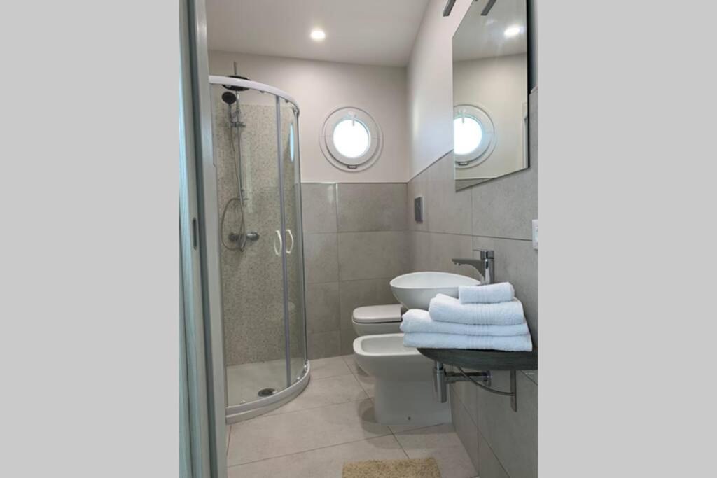 A bathroom at Stupenda Mansarda vista Mare