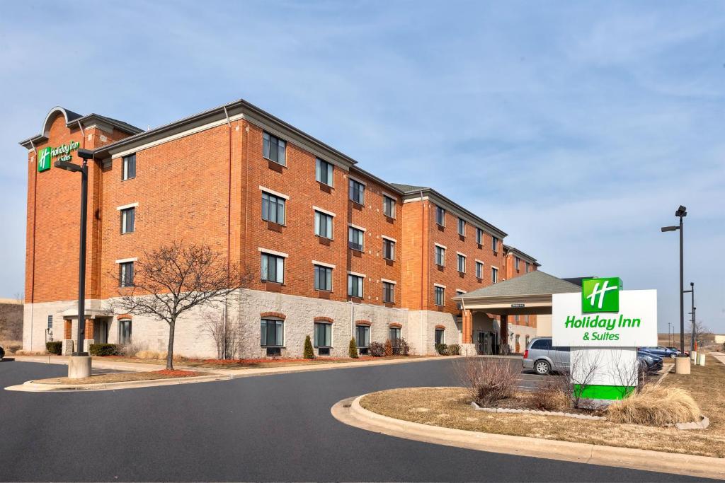 Cutlerville的住宿－Holiday Inn Grand Rapids - South, an IHG Hotel，一座大型红砖建筑,前面有标志