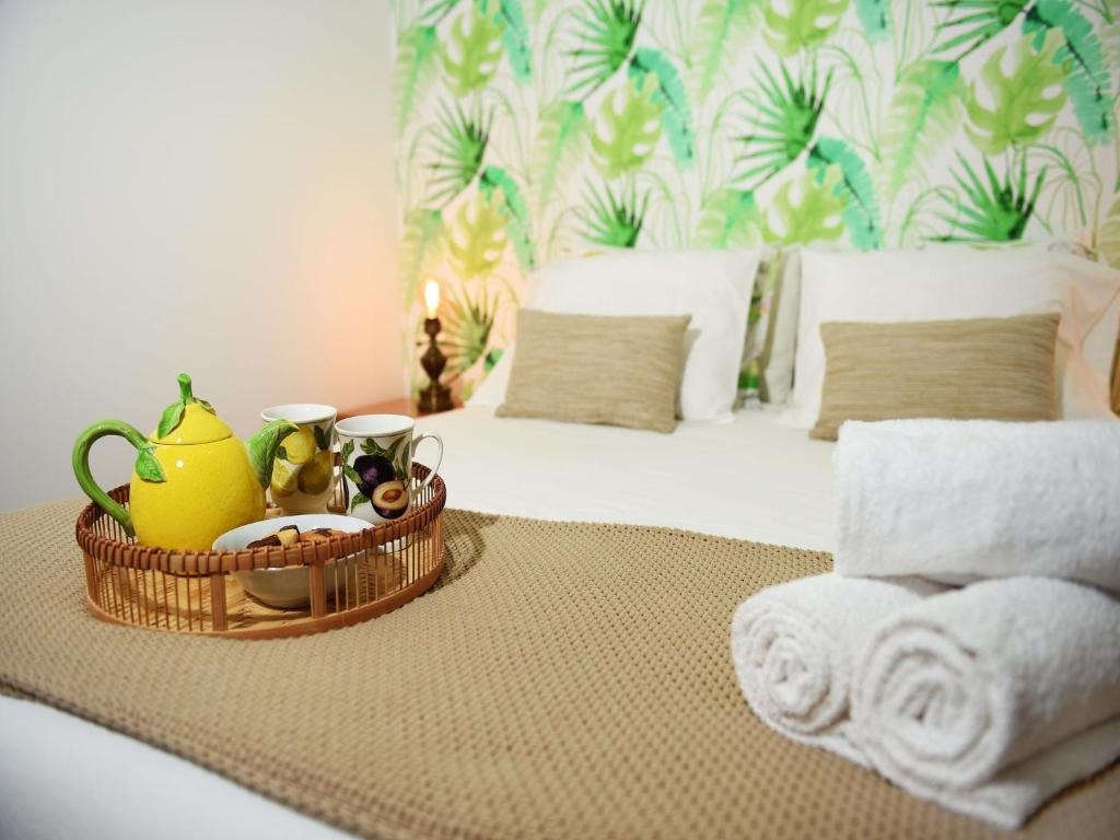 una camera da letto con un letto con asciugamani e un cesto di asciugamani di Flamingo Apartment a Furnas