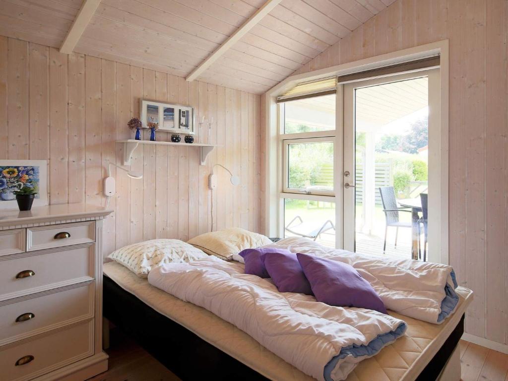 Postel nebo postele na pokoji v ubytování 4 person holiday home in Føllenslev-By Traum