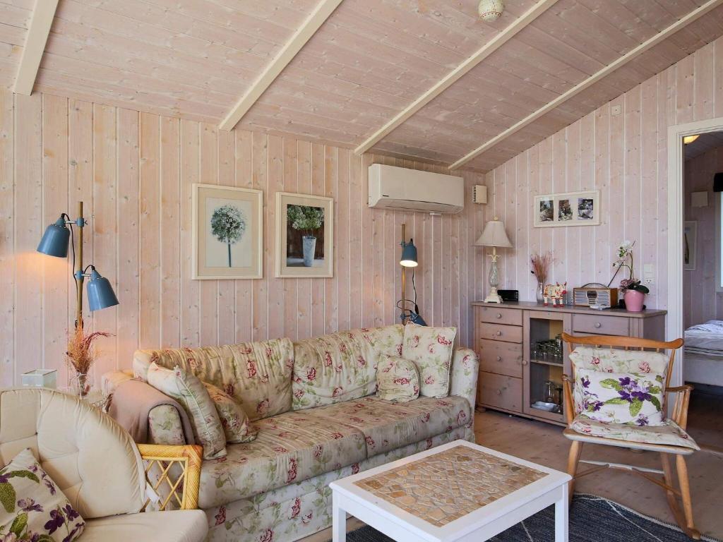 Kuchyň nebo kuchyňský kout v ubytování 4 person holiday home in Føllenslev-By Traum