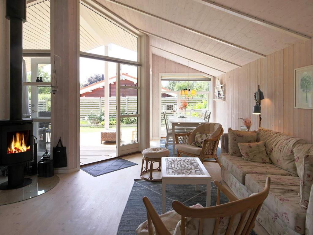 Posezení v ubytování 4 person holiday home in Føllenslev-By Traum