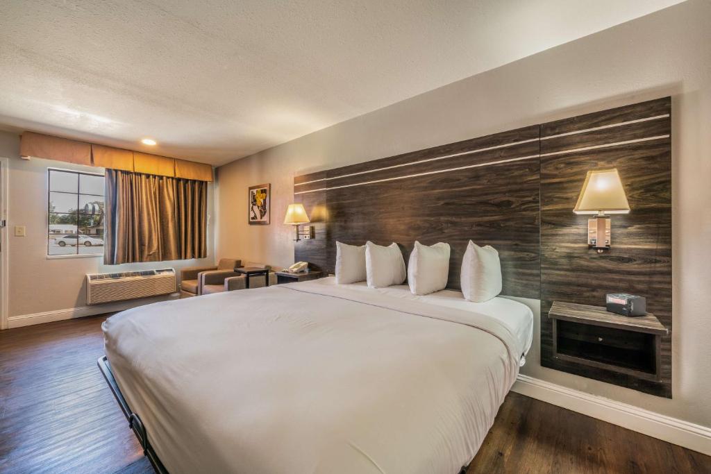 pokój hotelowy z dużym łóżkiem i kominkiem w obiekcie Best Western Inn of Jasper w mieście Jasper