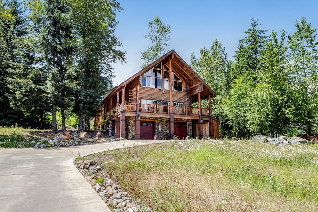 a large wooden house with a path leading to it at Log Cabin Luxury in Snoqualmie Pass