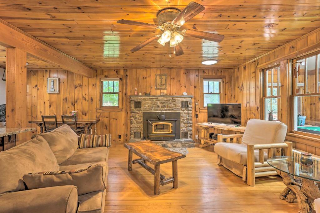Tafton Cottage with Fire Pit and Grill Steps to Lake!