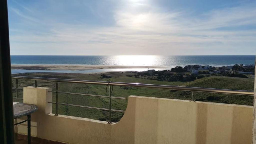 Vom Balkon eines Hauses genießen Sie Meerblick. in der Unterkunft Akwass Marina Assilah in Asilah