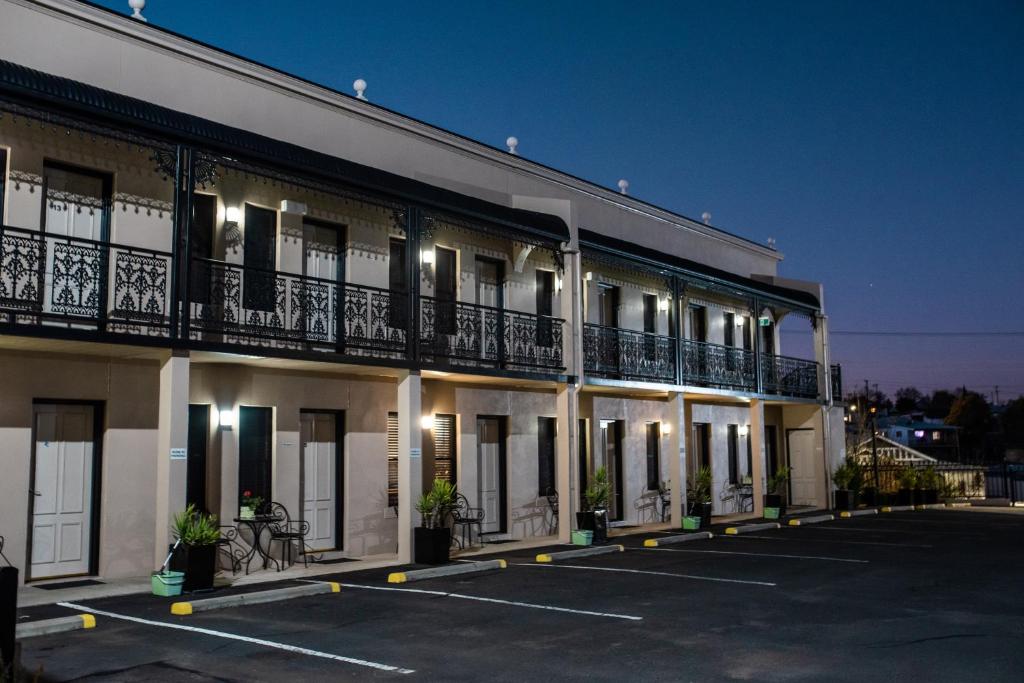 een gebouw met veel balkons en verlichting bij Inverell Terrace Motor Lodge in Inverell