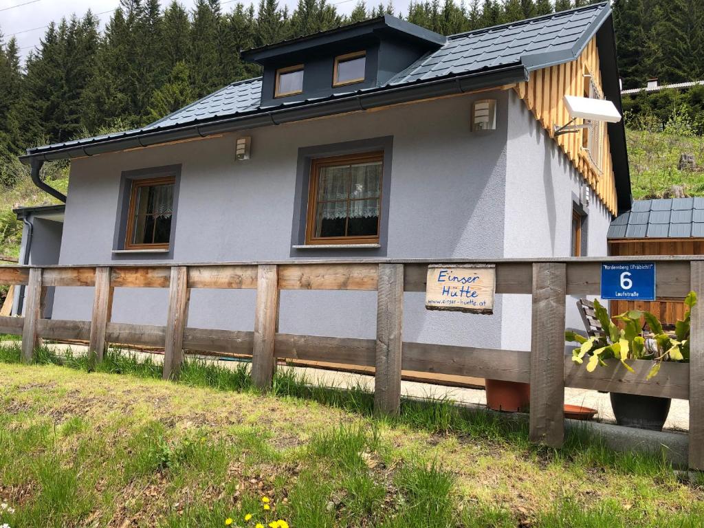 a house with a fence in front of it at Einser-Hütte Selbstversorgerhaus für 7 Personen in Vordernberg