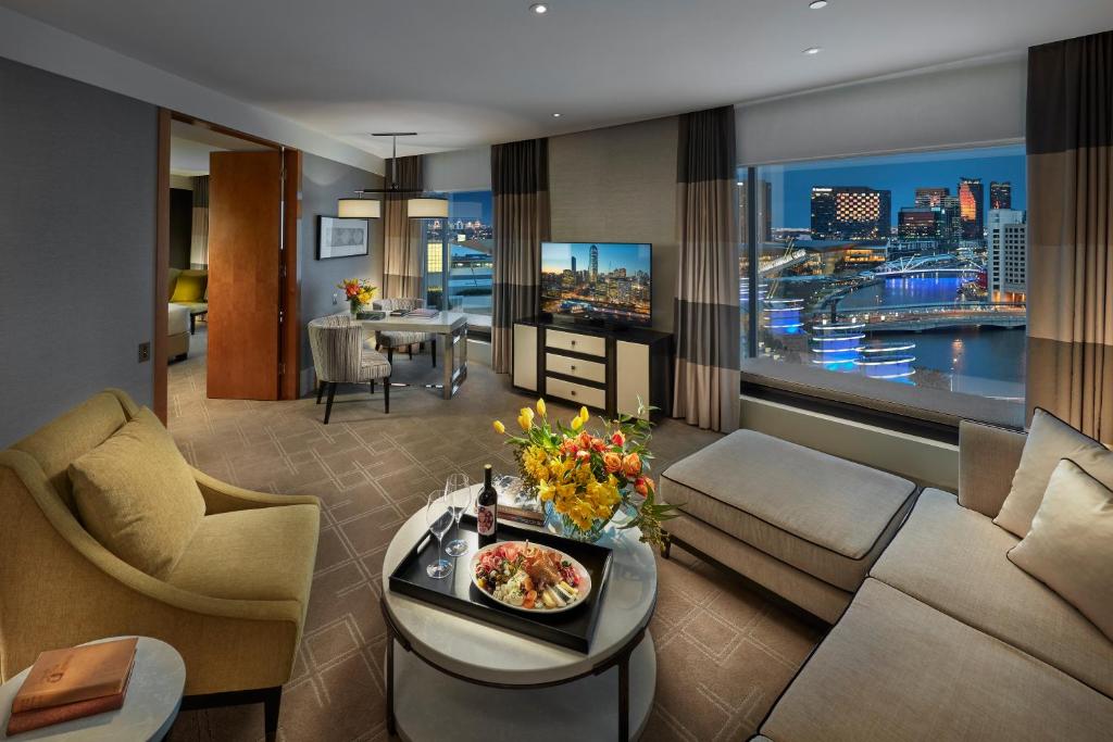 
Executive Suite with Club Lounge Access
