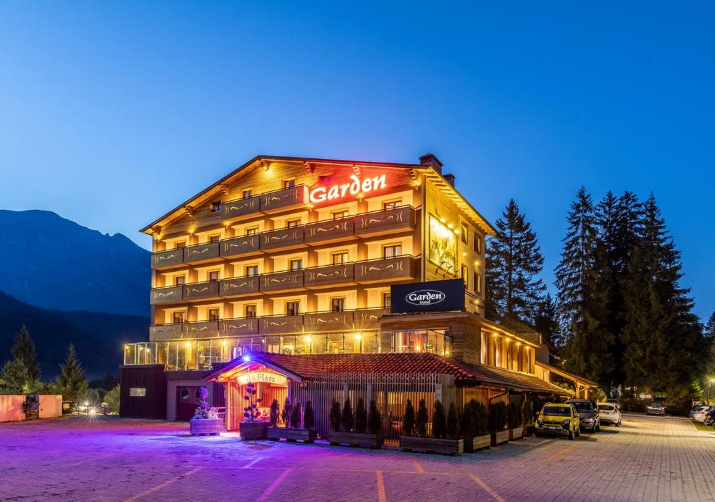 Nespecifikovaný výhled na hory nebo výhled na hory při pohledu z hotelu