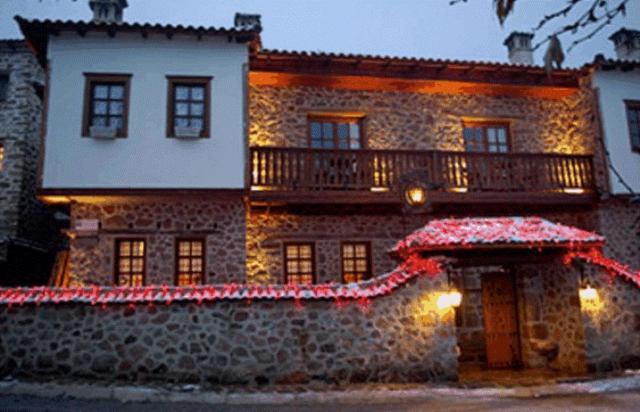 um grande edifício com luzes de Natal em frente em Nimbus Guesthouse em Sidhirokhórion