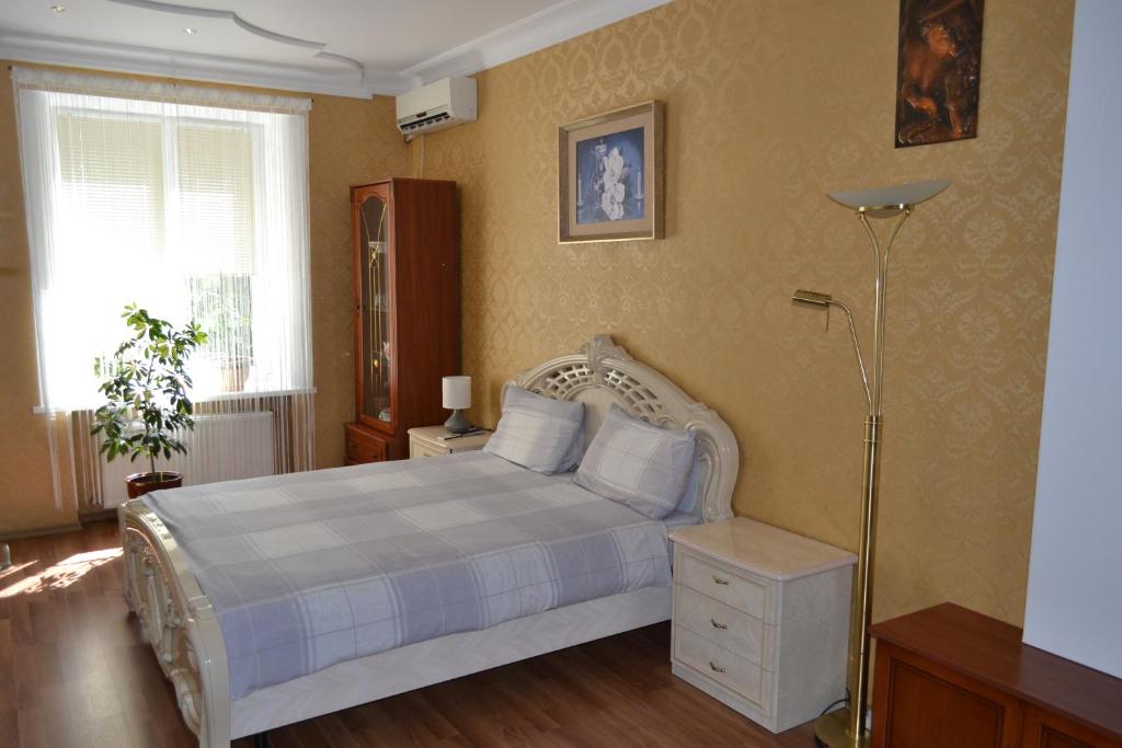 テルノーピリにあるExecutive suite in the centreのベッドルーム(ベッド1台、ランプ付)