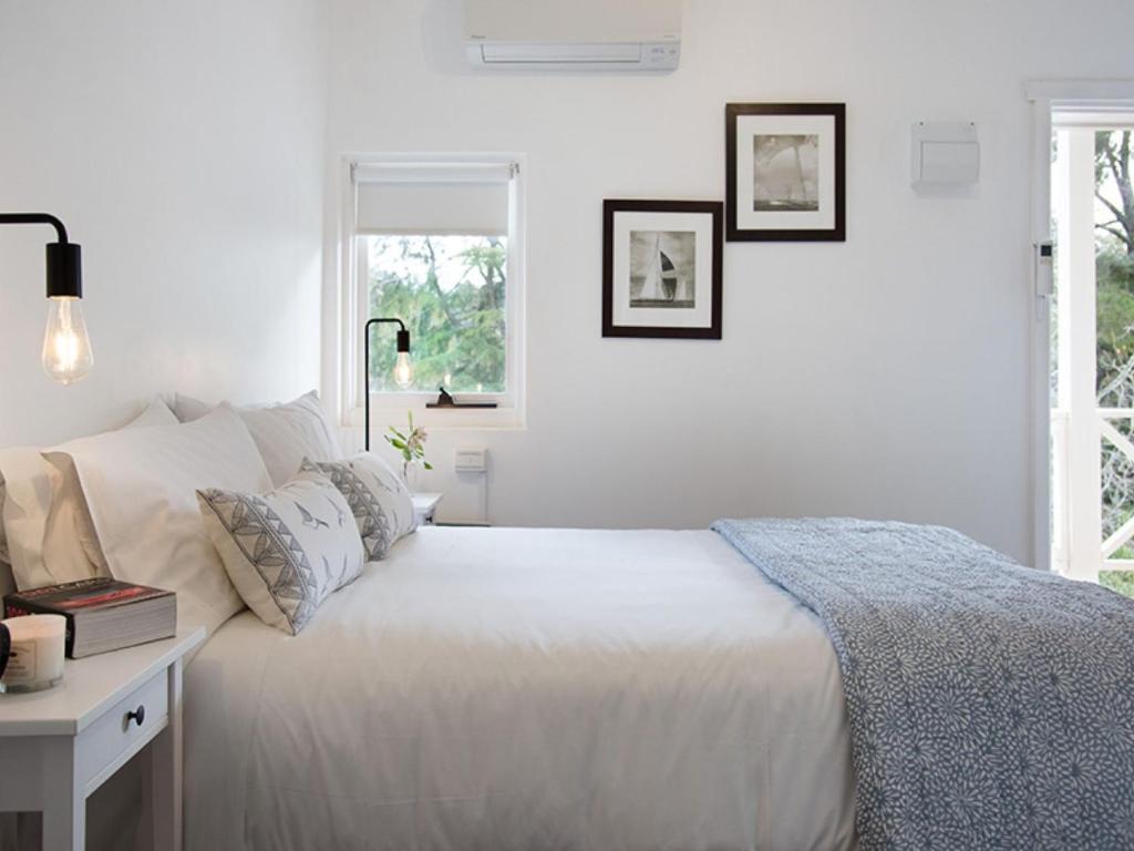 A bed or beds in a room at Lake Daylesford Apartment 3