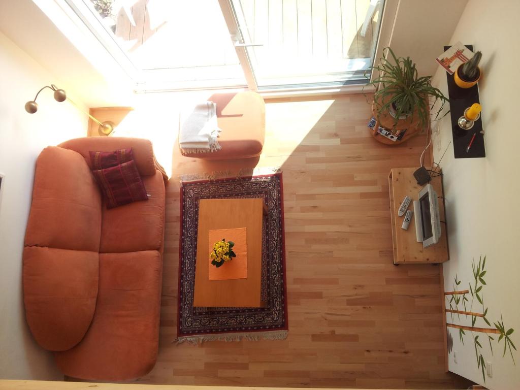 an overhead view of a living room with a couch at Haus Am Park in Bremerhaven