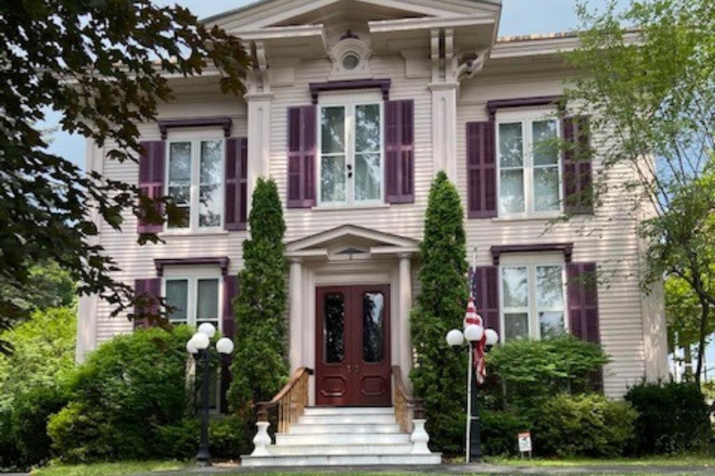 Cambridge Manor House VICTORIAN MANSION near the ADIRONDACKS