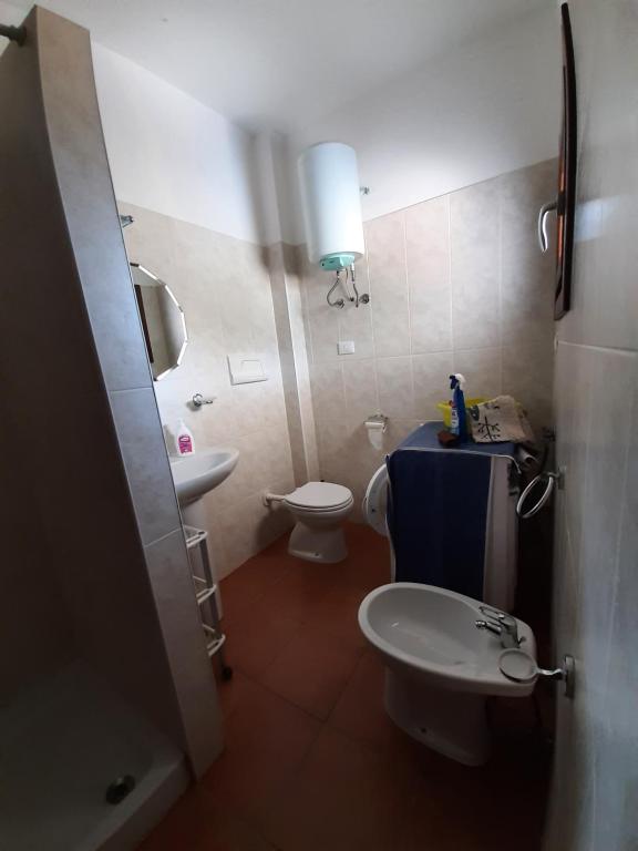 un piccolo bagno con un water e un lavandino di Appartamenti I Mandorli a Budoni