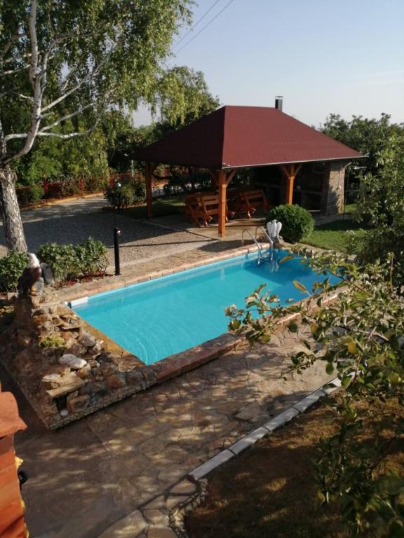 Bazén v ubytování Apartmani Neven nebo v jeho okolí