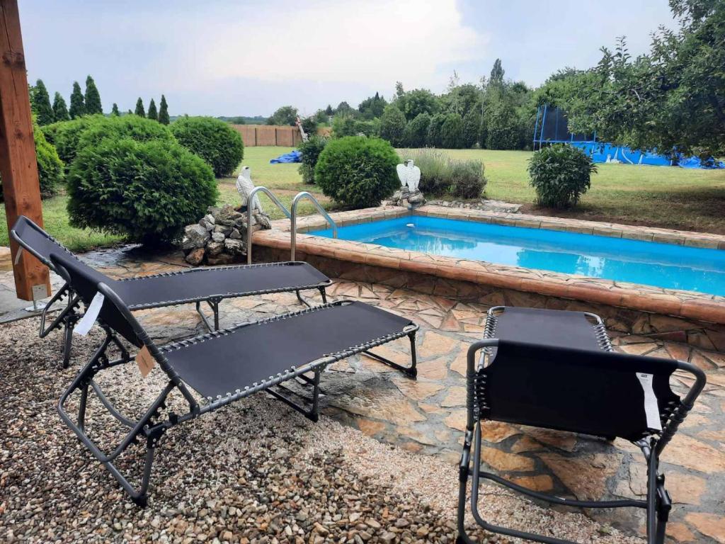 Bazén v ubytování Apartmani Neven nebo v jeho okolí