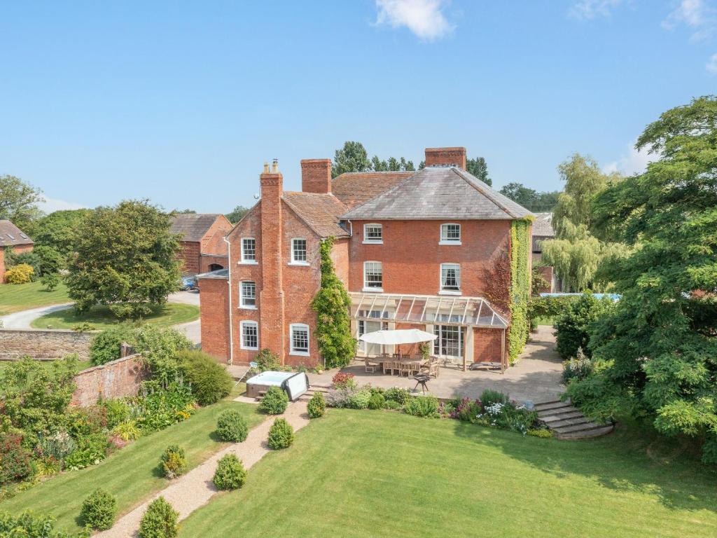una vista aérea de una gran casa de ladrillo con jardín en Hilltop House en Tenbury