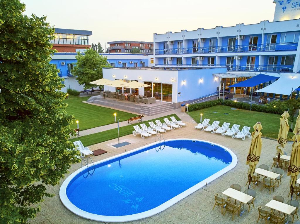 een luchtzicht op een hotel met een zwembad bij Hotel Senec Aqua Resort in Senec