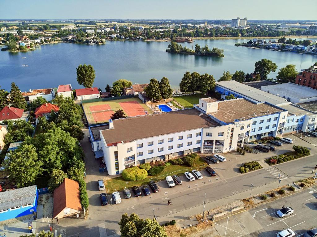 Výhled na řeku, která protéká v blízkosti hotelu