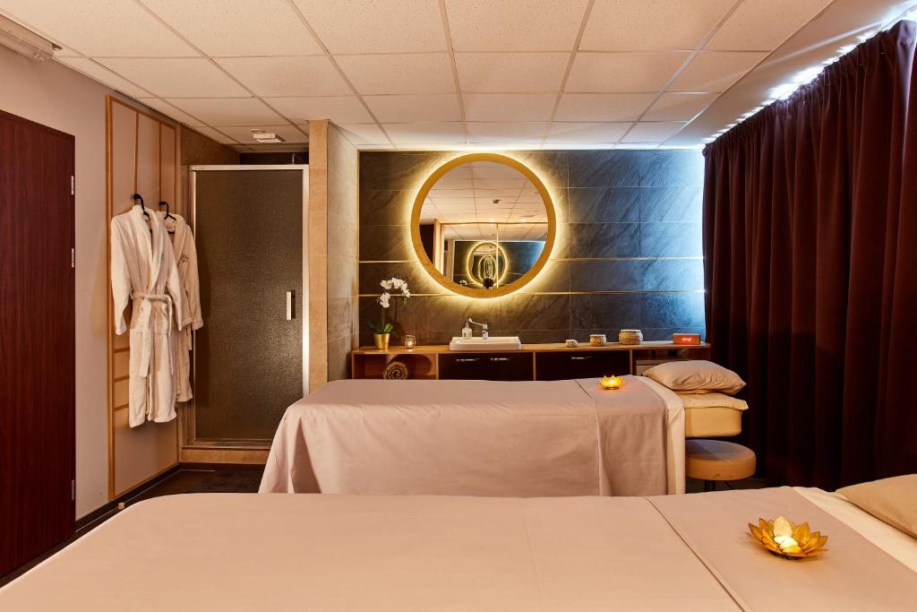 Postel nebo postele na pokoji v ubytování Hotel Senec Aqua Resort - Family friendly