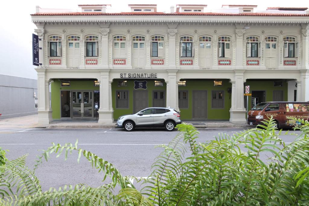 un coche aparcado frente a un edificio en ST Signature Jalan Besar, SHORT OVERNIGHT, 13 Hours, 6PM-7AM en Singapur