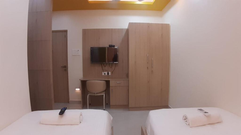 Postel nebo postele na pokoji v ubytování JFIVE RESIDENCY